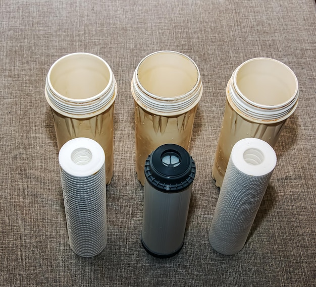 A display of various types of air filters, including paper filters, foam filters, cotton gauze filters, and performance filters. Labels highlight the features and benefits of each type of filter, such as filtration efficiency, airflow, and lifespan.